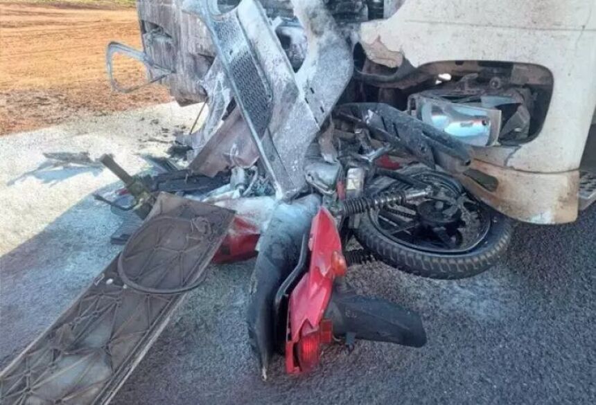 SÃO GABRIEL Identificado motociclista que morreu em acidente na BR-163 17 maio 2023 - 06h25Por Da Redação  Veículo ficou parcialmente destruído após colidir com carreta. - Crédito: (Sidney Assis)
