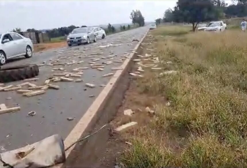 Maconha ficou espalhada pela rodovia em MS.  Foto: Redes sociais/Reprodução