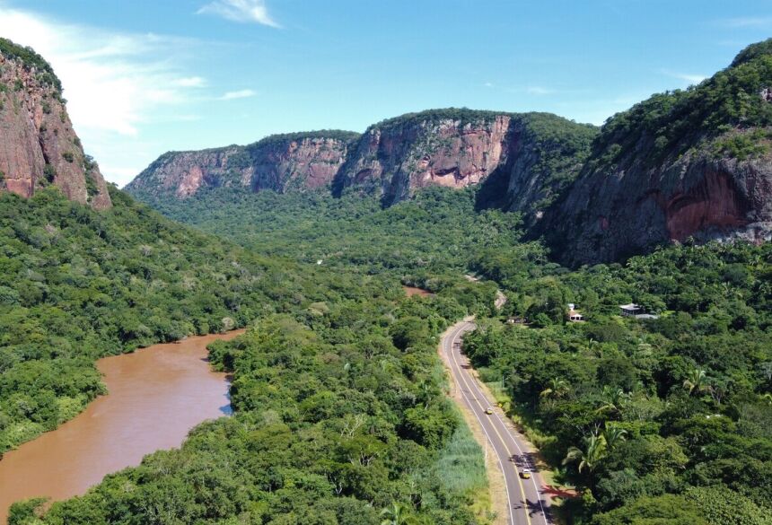 Estrada ecológica cruza os paredões da Serra de Maracaju, ao lado do Rio Aquidauana - Foto: Álvaro Rezende