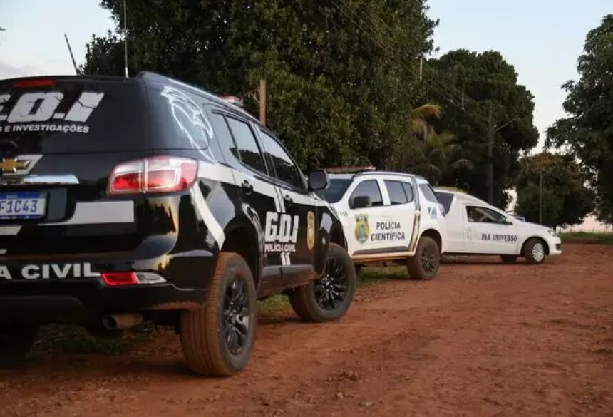 GOI, perícia e pax em frente a propriedade na tarde desta segunda-feira. (Foto: Alex Machado) - CREDITO: CAMPO GRANDE NEWS