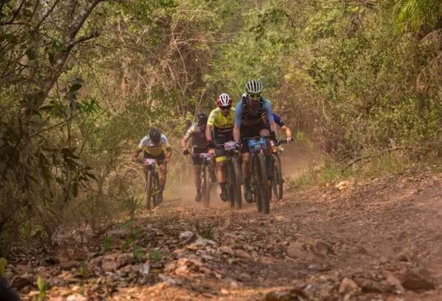 Ciclistas em meio à paisagem natural de Bonito (Foto: Brasil Ride Bonito)