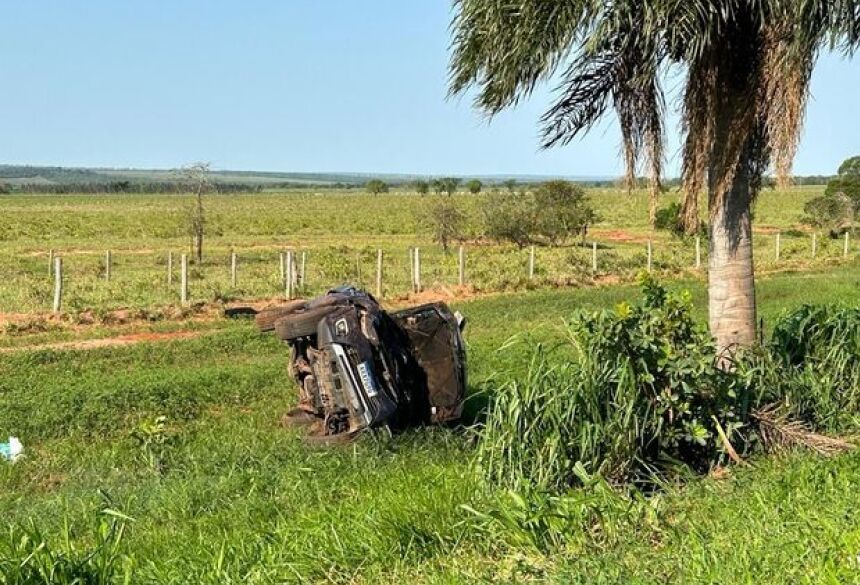 Uma equipe do Corpo de Bombeiros esteve no local e encontrou os corpos fora do veículo, já sem vida