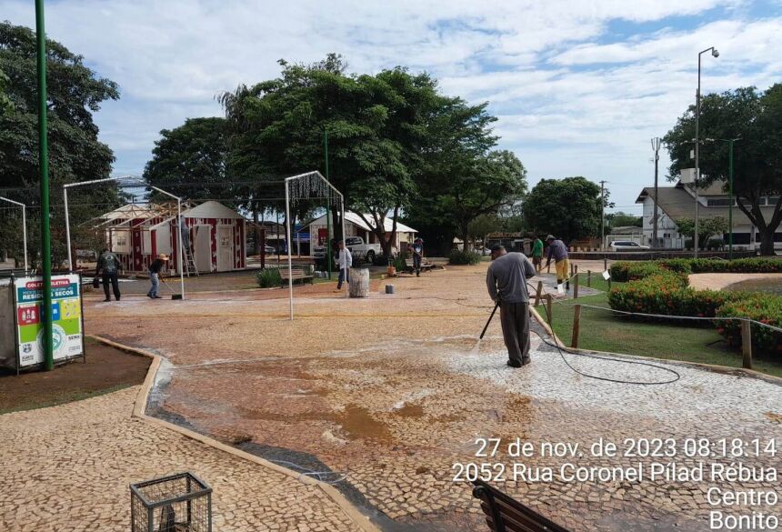 Limpeza realizada na Praça