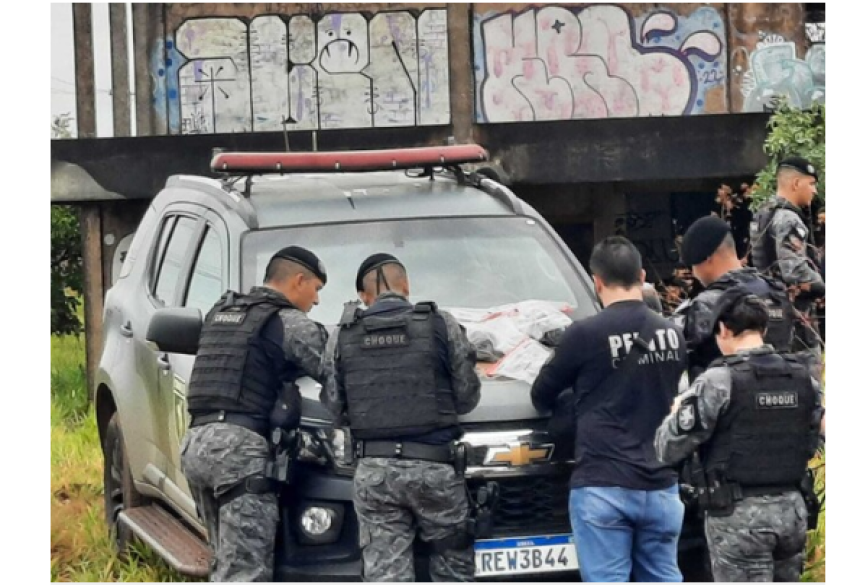 Os dois sacaram as armas e tomaram a direção do veículo, colocando um capuz na vítima