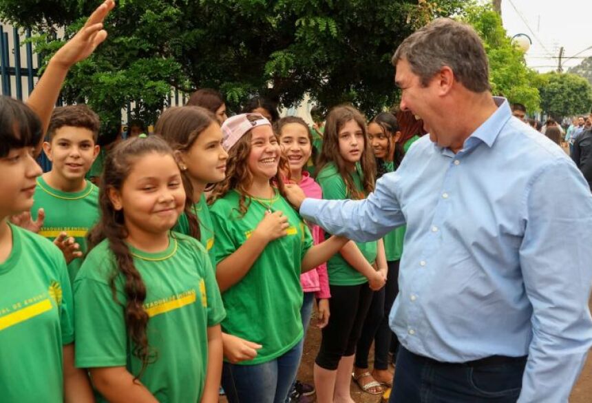 Ao visitar a unidade escolar em Caracol, o o governador assinou um termo de compromisso junto com o presidente do Tribunal de Justiça do Estado