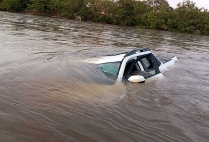 Após as buscas, o veículo foi localizado quase que submerso