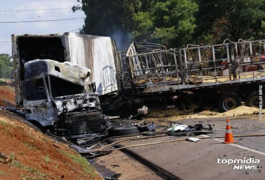 O motorista da outra carreta envolvida no acidente sofreu fratura no fêmur e também foi socorrido para a Santa Casa