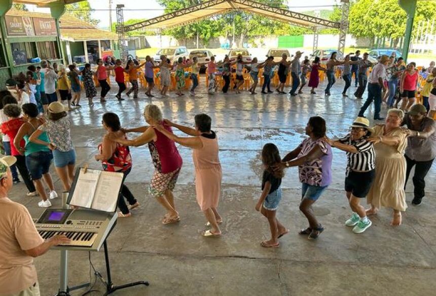 São realizadas diversas atividades com o grupo, como atividades físicas, passeios, bailes, oficinas, entre outros