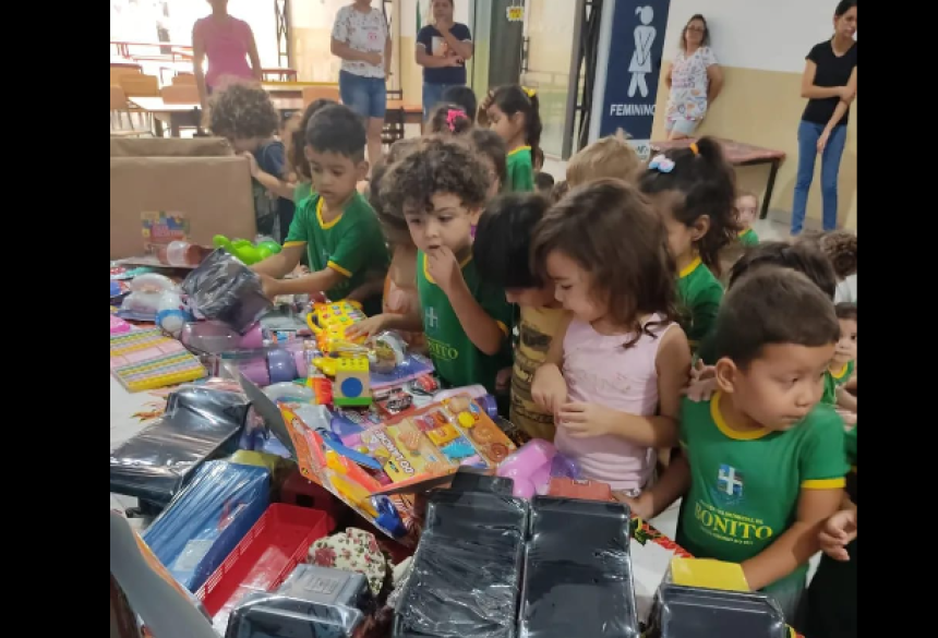 A entrega dos brinquedos aconteceu na CEI Hermínia Teixeira Siqueira (Creche municipal)