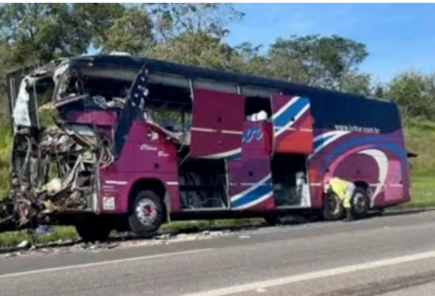 Cerca de 37 passageiros tiveram ferimentos leves, cinco em estado grave e três em estado gravíssimo