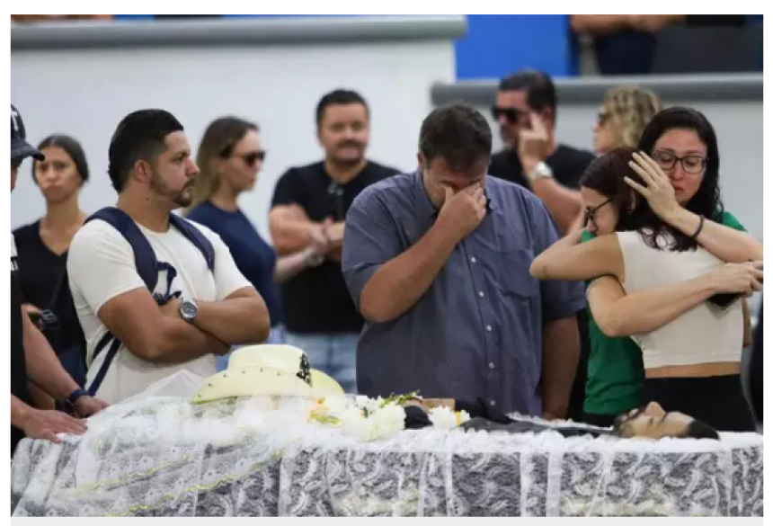 No velório, o caixão permanece aberto e é acompanhado pelo chapéu que sempre foi a marca registrada do cantor