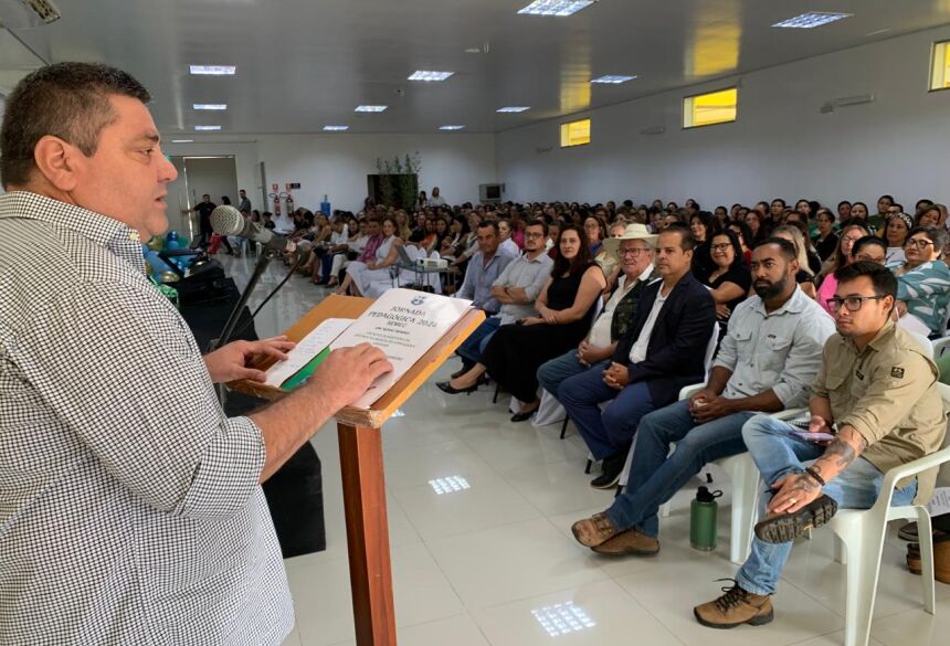 O quadro de servidores é composto por 250 professores, 80 funcionários administrativos, 12 diretores e 20 coordenadores