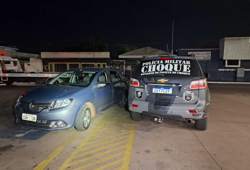 O carro estava abandonado na Rua Clineu da Costa Moraes