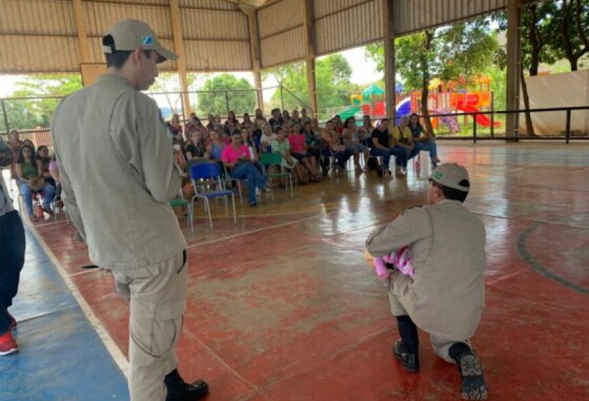 A Jornada Pedagógica teve início com a capacitação em noções básicas de primeiros socorros paras os professores dos CEIs