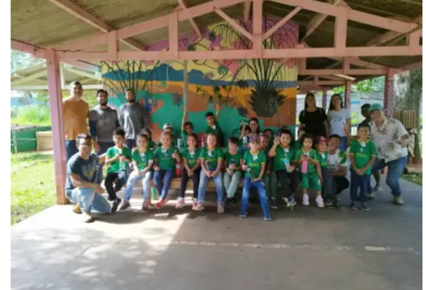 A atividade principal da visita envolveu os alunos no preparo e plantio de ramas de mandioca