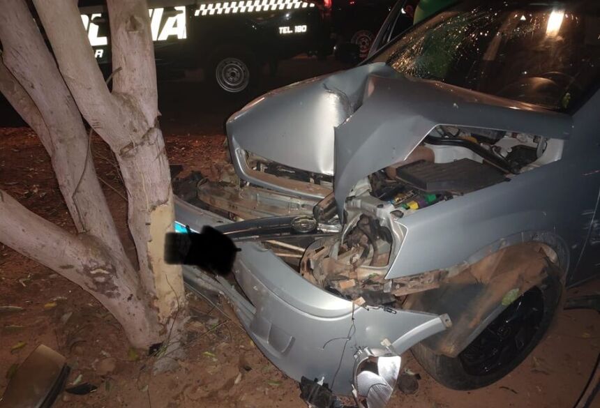 O carro estava com a frente completamente danificada, e no banco do passageiro dianteiro