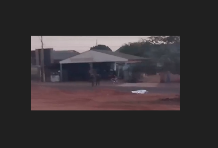 O rapaz seguia pela avenida, sentido bairro, quando teve a moto atingida na traseira por outra motocicleta