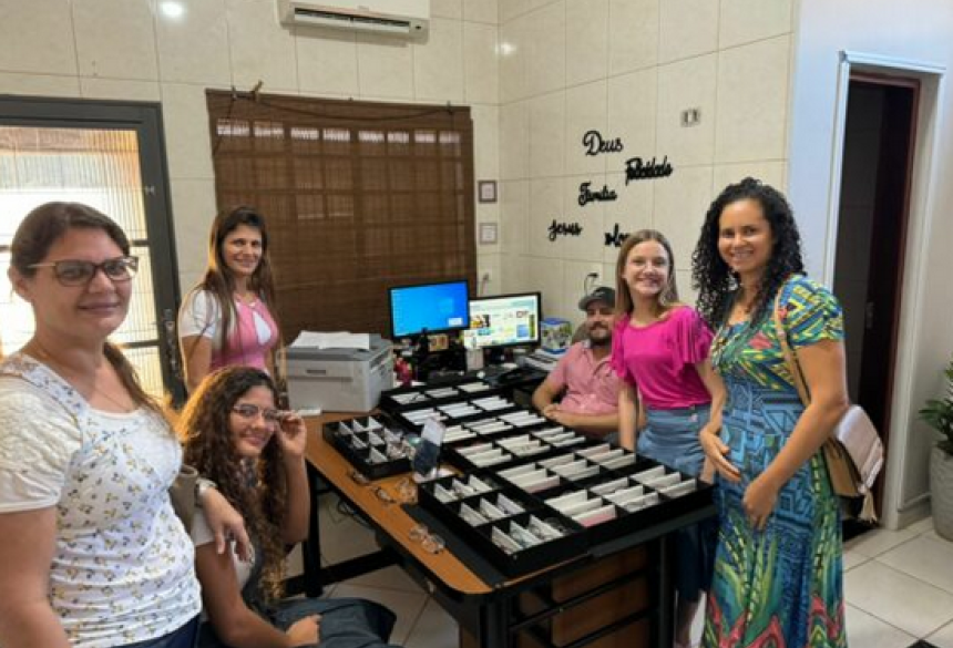 Também é necessário ter passado por um oftalmologista e estar com a receita em mãos na hora de solicitar as lentes