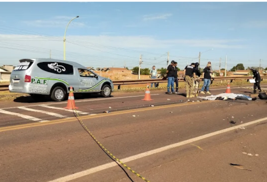 O impacto foi tão violento que o capacete rachou, resultando na exposição de massa encefálica no chão