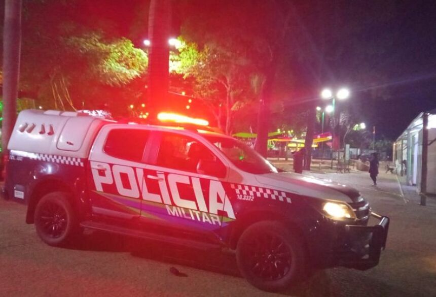 Ao avistar a viatura, ele  dispensou o copo e dirigiu-se aos policiais dando socos no vidro e chutes no pneu