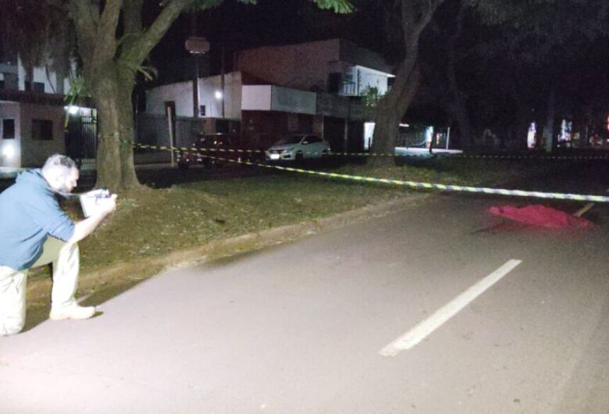 O homem estava deitado na pista de rolamento da avenida