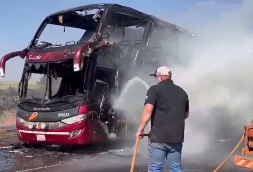 O Corpo de Bombeiros foi acionado para combater as chamas e foi necessário fechar os dois sentidos da rodovia para os trabalhos