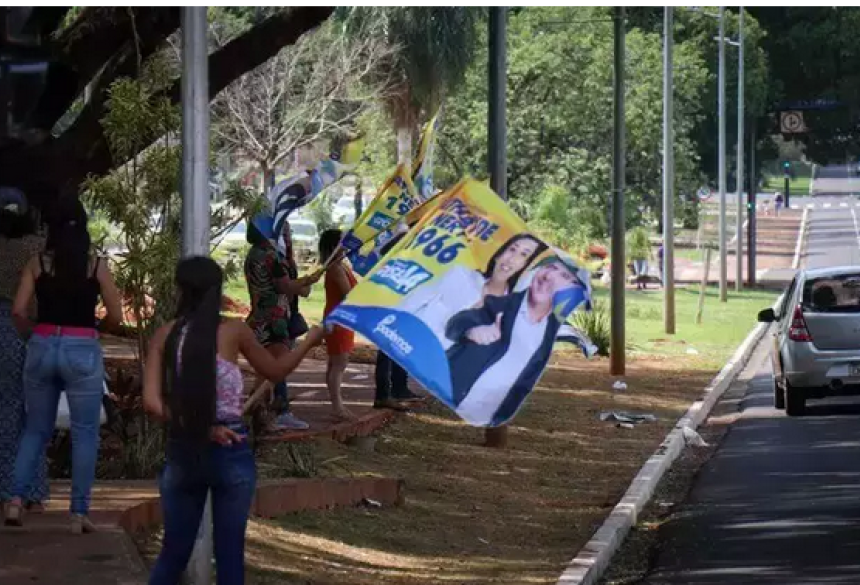 O uso de outdoors, inclusive eletrônicos, ou de equipamentos publicitários e peças de propagandas que se assemelha aos outdoors também é proibido 