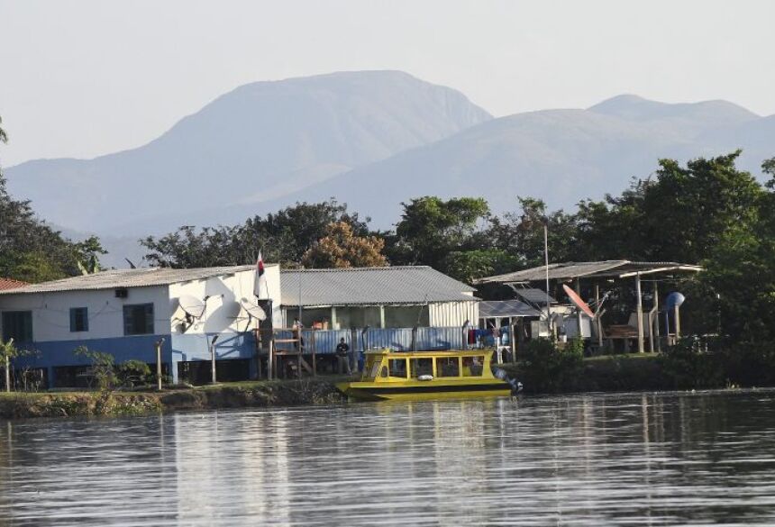 Escola pantaneira só é acessível com barco e só possui energia graças a placas fotovoltaicas; telecomunicação também só é possível de ser feita via satélite