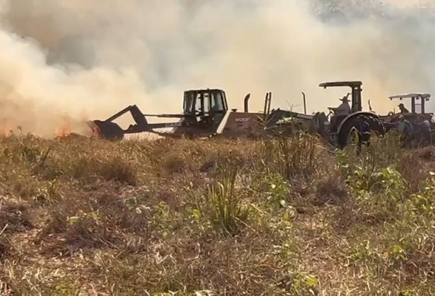 O incêndio na área teve início na terça-feira (23), quando foram deslocadas cinco viaturas para a área de difícil acesso