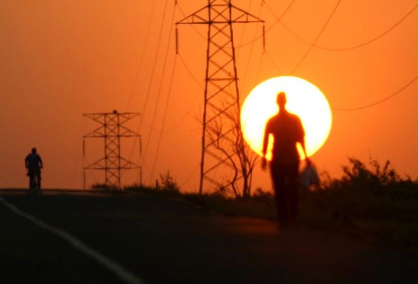 A condição meteorológica prevista torna o ambiente atmosférico propício para a ocorrência de incêndios florestais