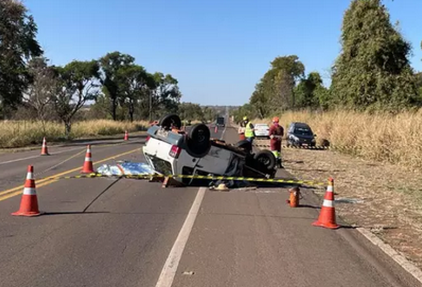 O motorista foi arremessado do veículo e morreu no local