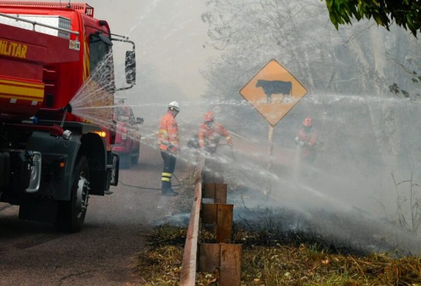 Os ventos fortes na região, acima de 50 km/h, intensificaram a propagação das chamas