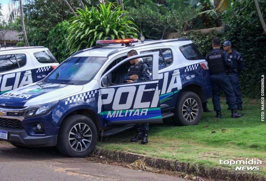 Os policiais foram até o rancho e encontraram a arma em cima de uma mesa com cinco munições intactas