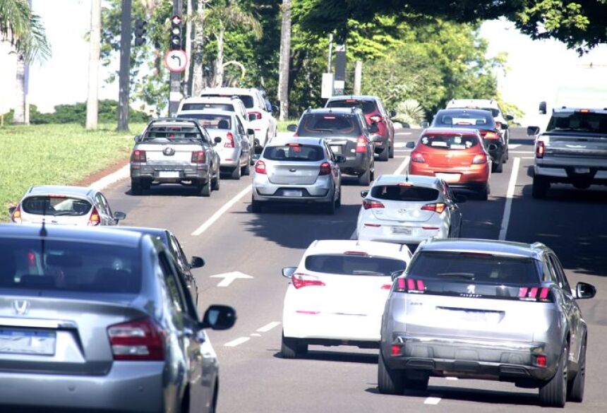 O motorista flagrado circulando em vias urbanas ou rodovias com veículo não licenciado comete uma infração gravíssima