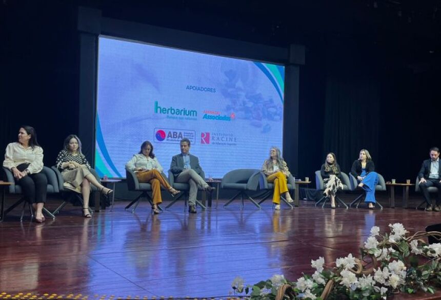 Em sua oitava edição, o evento já faz parte da programação anual de eventos científicos e para este ano o tema '20 anos da Política Nacional de Medicamentos 