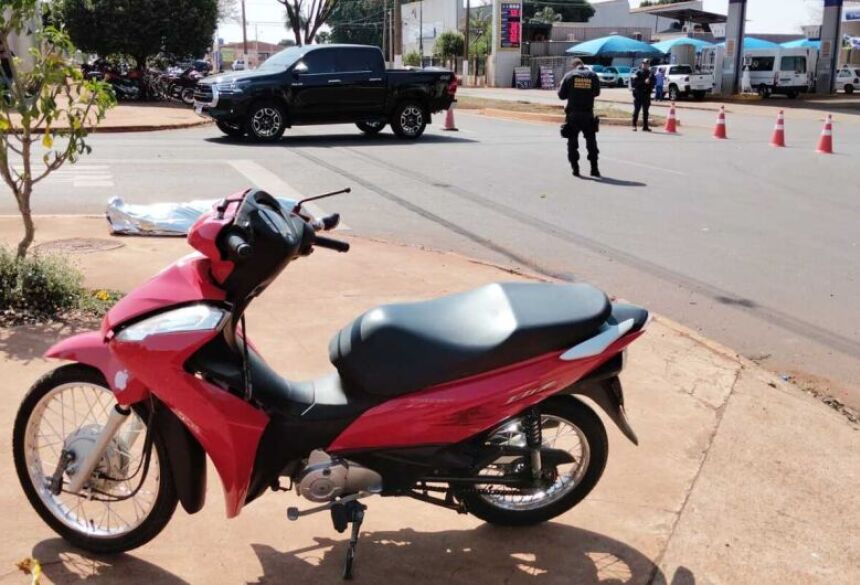 À polícia, o motorista da caminhonete afirmou que não viu a motocicleta, por isso avançou o cruzamento