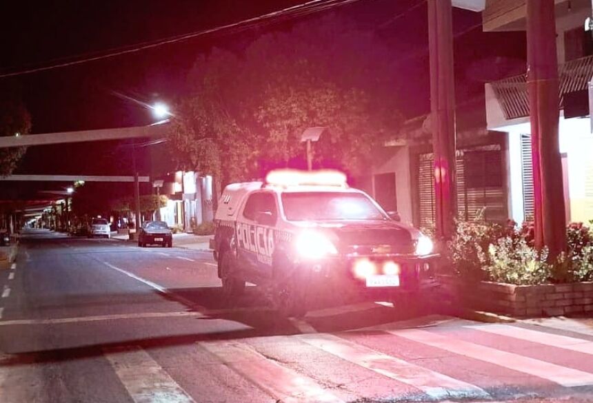 Na noite de terça-feira (10), por volta das 20h15, os policiais receberam uma denúncia de que um homem com restrição judicial estaria participando de um evento 