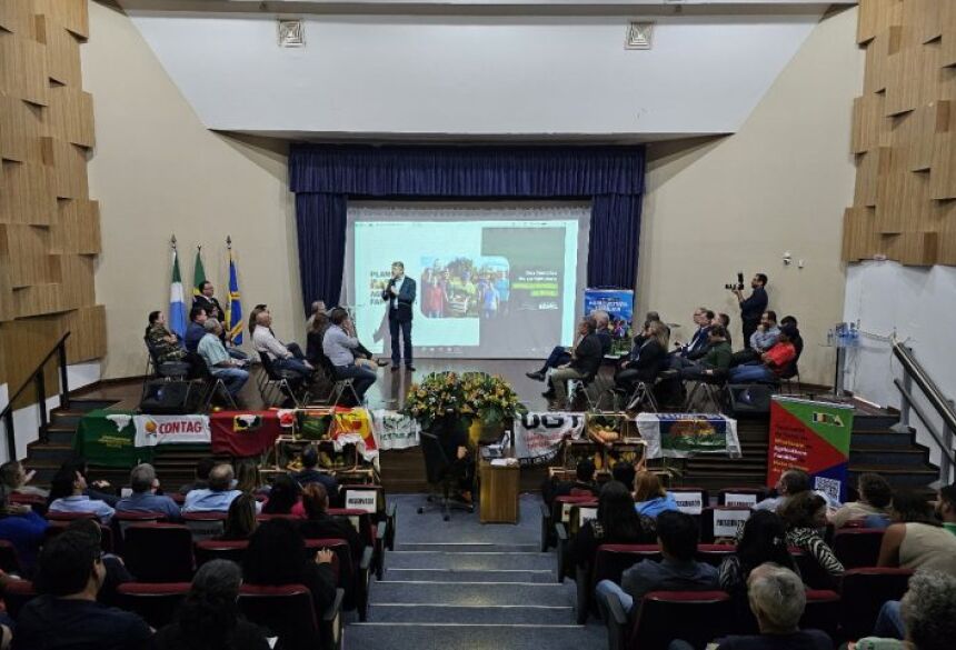 No evento também foram assinados alguns créditos de custeios com agricultores familiares de Nioaque e Glória de Dourados 