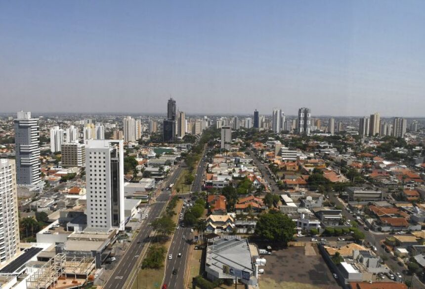 Os ventos atuam do quadrante norte com valores entre 40-60 km/h e, pontualmente, podem ocorrer rajadas de vento acima de 60 km/h