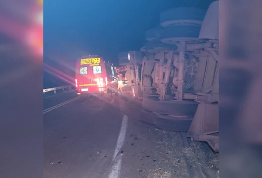 O caminhoneiro, que caminhava pelo local sem apresentar ferimentos aparentes, recusou ser transportado para o hospital