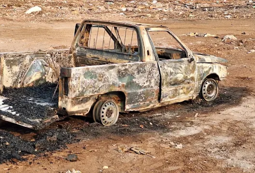 Ao chegarem ao local, os bombeiros encontraram o carro completamente destruído pelas chamas