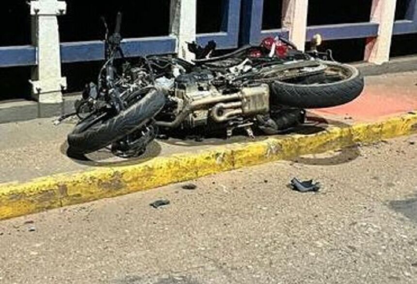 O motociclista foi achado consciente e agitado, com suspeita de fratura no fêmur esquerdo