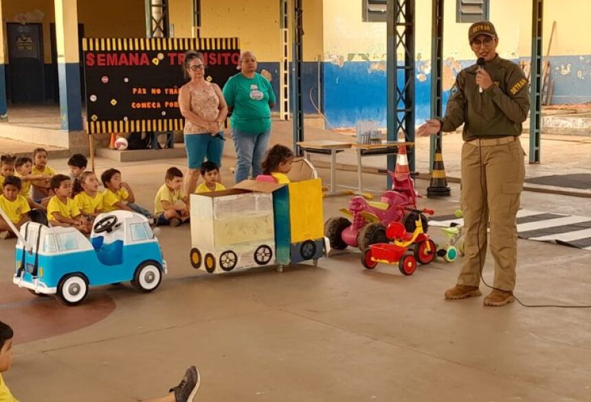 Aluna do pré I B, Maria Ísis de 4 anos, é cadeirante, e ganhou um carro adaptado para participar da ação educativa 