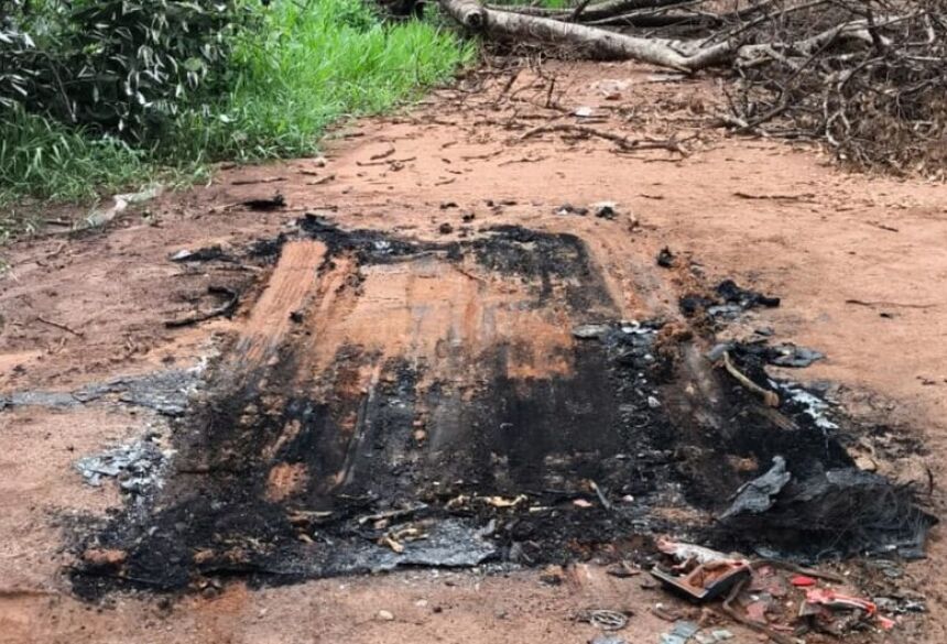 O carro foi encontrado na esquina das ruas Flora do Pantanal e Guajuvirai, com sinais de adulteração