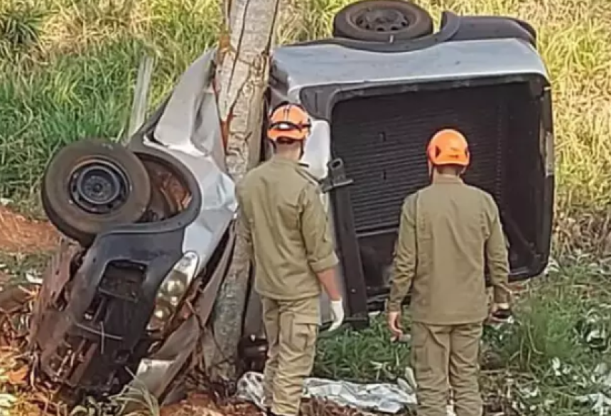 Vinícius seguia numa  picape quando perdeu o controle da direção numa curva, saiu da estrada e colidiu contra uma árvore