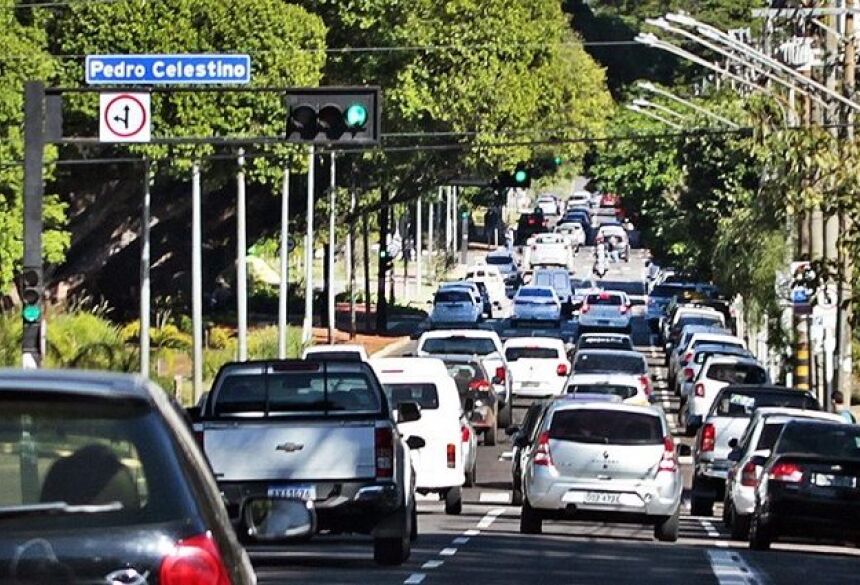 Caso o veículo seja flagrado em fiscalização sem o licenciamento válido, o proprietário recebe uma multa gravíssima no valor de R$ 293,47, somando sete pontos na CNH