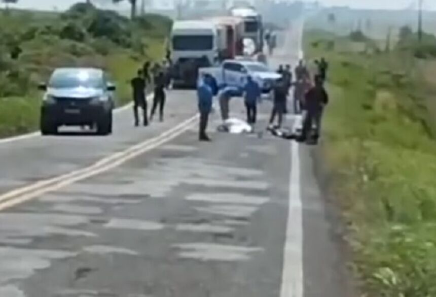 O condutor do Celta, que também seria militar, perdeu o controle da direção, capotou e atingiu a motocicleta