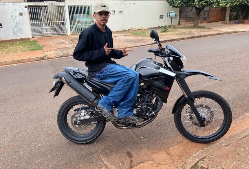 Victor estava de capacete, porém, morreu na hora devido ao peso do veículo sobre a cabeça dele