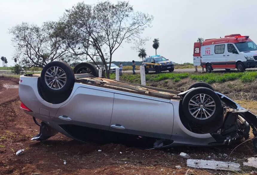 Ao retornar, ela atravessou a rodovia e caiu em um barranco do lado direito, capotando o veículo