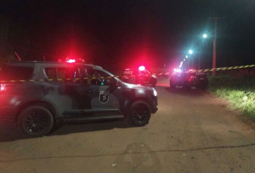 A vítima contou aos policiais que os criminosos estavam armados e apontaram um revólver para seu pescoço